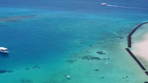 海洋海观海边海滩旅行蓝绿色海和白沙背景的海滨旅游14秒视频