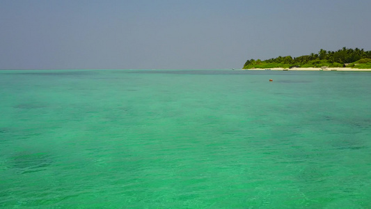 以清沙背景的蓝海平面航行放松海岸海滩航次的风景视频