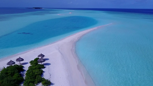 以蓝海为航程带白沙背景的蓝海航行的宁静海岸海滩视频