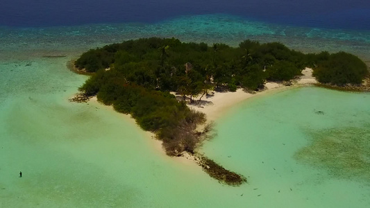 绿松石海和白沙背景下异国旅游海滩冒险的无人机空中性质视频