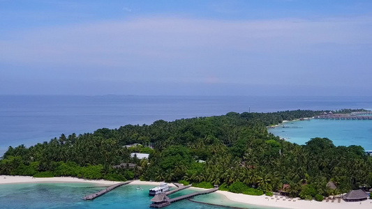 以蓝海和白沙背景的蓝海为例放松旅游海滩生活方式的空中视频