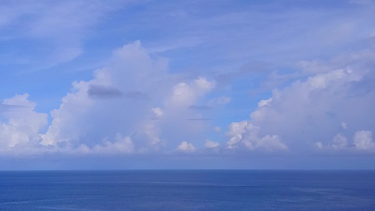 以蓝绿色环礁湖和白色沙滩背景为主题的美丽海湾海滩野生视频