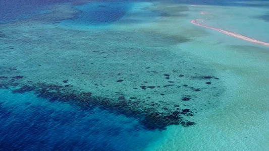 以透明的海洋和白色沙滩背景进行宁静海滨海滩旅行的无人驾驶视频