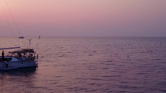 空中无人驾驶飞机风景的美丽海滨海滩由白沙背景的清海视频