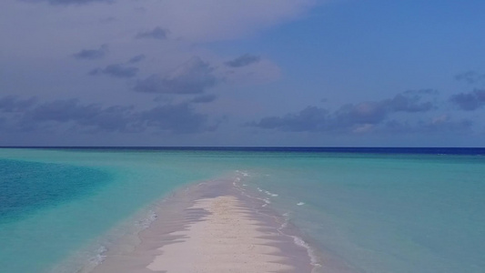 蓝绿色环礁湖和白沙背景的宁静旅游海滩野生生物的空中视频