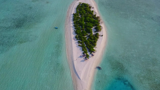 蓝海和白沙背景的蓝海之间环礁海滩时间完美的无人驾驶视频