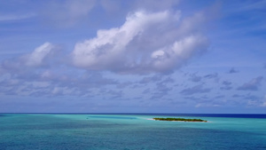 绿松石泻湖和干净的沙质背景的豪华泻湖海滩冒险空中景观10秒视频