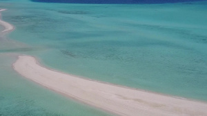 蓝水与亮沙背景完美海岸线海滩生活方式的空中无人机海景13秒视频