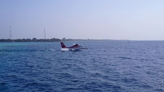 白沙背景蓝海豪华海岸海滩之旅的无人机景观摘要视频