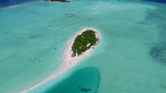 白沙背景蓝色泻湖田园诗般的旅游海滩之旅的无人机空中视频