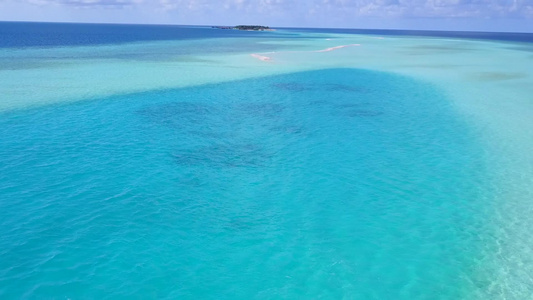以蓝绿色水和白色沙沙背景为豪华海滩海滩生活方式的空中视频