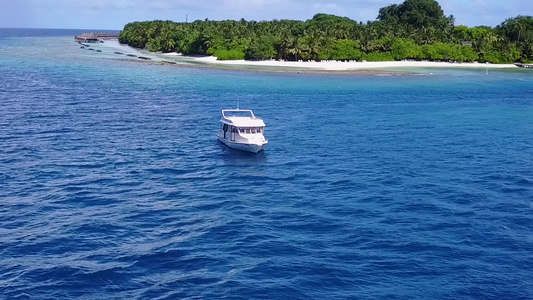 观赏热带湾海滩生活方式旅游的蓝色环礁湖带白色沙子背景视频