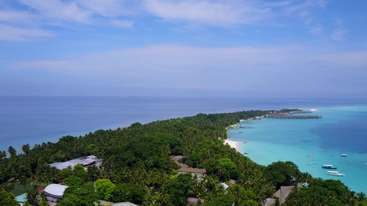 蓝色环礁湖和清洁沙地背景旅游海滩旅程的天堂之空空空视频