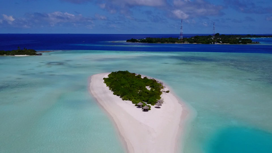 以白色沙滩背景的蓝色环礁湖为目的地对异国环礁海滩旅程视频