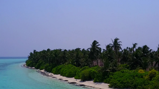 蓝色泻湖和白沙背景下豪华海景海滩冒险的空中性质视频