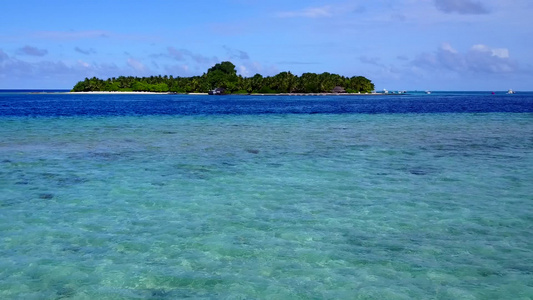 以蓝色海洋和清洁沙地背景航行的宁静海岸海滩上无人驾驶视频