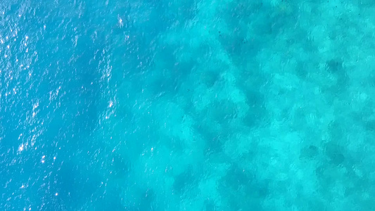 以清晰的环礁湖和白色沙尘背景进行海底海岸海滩旅行的视频