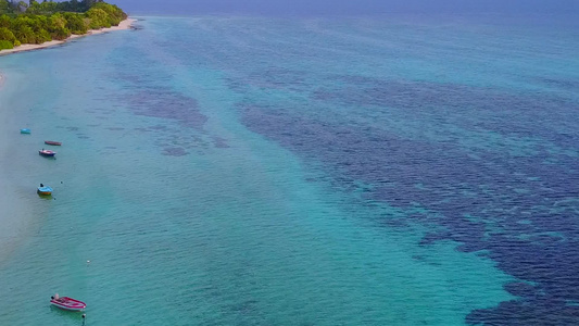 以蓝环礁湖和白色沙滩背景为完美的环礁海滩断裂场景视频