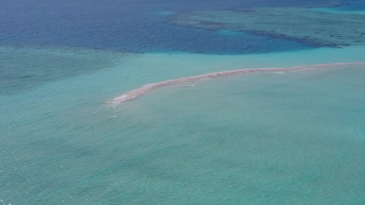 蓝水白沙背景下宁静旅游海滩之旅的无人机景观视频