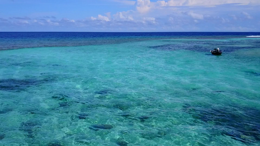 以蓝海和白色沙尘背景进行完美海湾海滩航行的无人驾驶视频