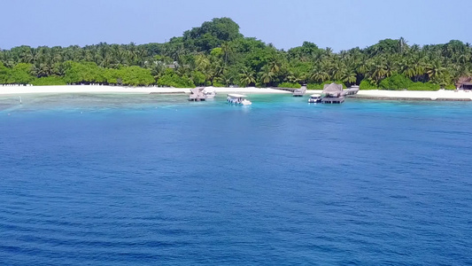 蓝绿色海洋和白色沙滩背景下天堂海岸海滩之旅的无人机视频