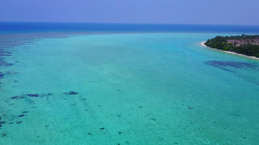 蓝绿色海洋和白色沙滩背景下异国情调泻湖海滩生活方式视频