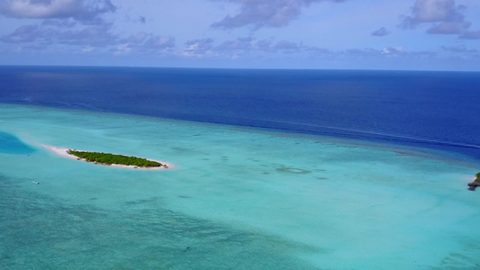 白沙背景透明海洋放松海岸线海滩的空中海景视频