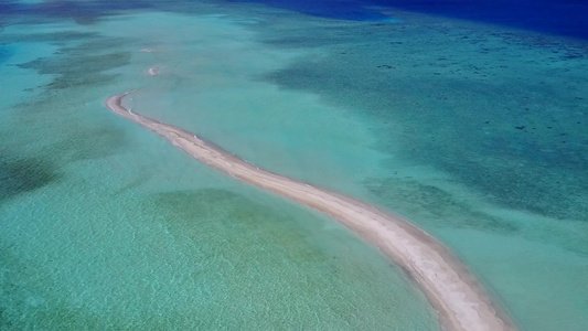 白沙底水蓝色环礁湖海滨航行的天堂海岸沿岸海滩的自然视频