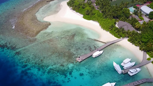 蓝海和白沙背景的蓝海放松海湾海滩假日的空空抽象11秒视频