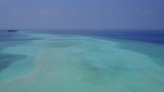 热带环礁湖海滩假日海平面和白沙背景的热带环礁海岸景象视频
