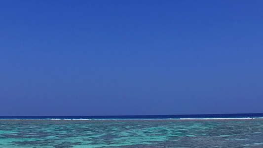 观看热带海观海滩假日的热带海观旅行使用蓝绿水和白沙视频