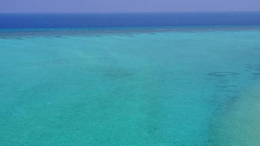 蓝海和白沙滩背景的天堂度假胜地海滩假日空中无人驾驶视频