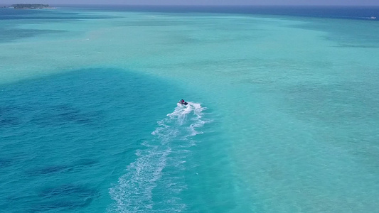 水蓝色海洋和白色沙滩背景的豪华旅游海滩冒险空中海景视频