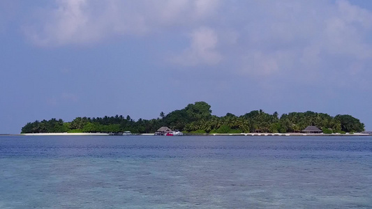 通过浅海和白色沙滩背景浅海的豪华海洋观光海滩生活方式视频