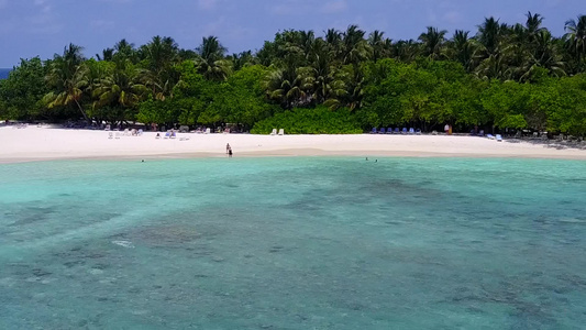 白沙背景浅海的天堂湾海滩之海一带空中无人驾驶飞机风景视频