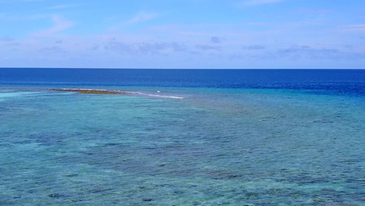 以蓝水和白沙底背景为蓝水和白色沙地背景的视频