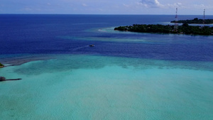 以白沙本底蓝色海平面断开海滩休息时放松海景10秒视频