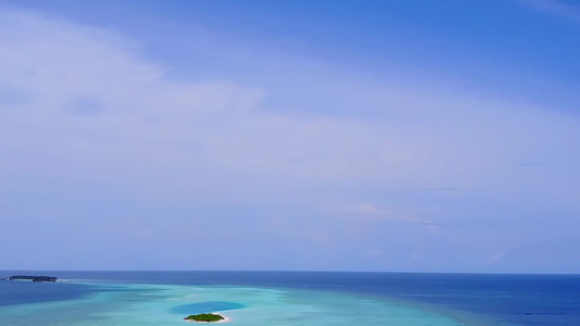 蓝水和白色沙沙背景的环礁湖海滩完美假日的无人驾驶飞机视频