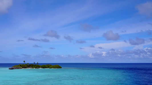 浅沙背景蓝海宁静海湾海滩航拍空中无人机海景视频