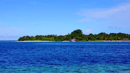 以透明的海面和白沙背景航行的宁静环礁湖海滩抽象飞行视频