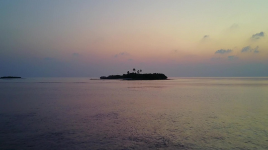 观视海滨海滩度假的宁静风景以绿绿水和白沙为背景视频