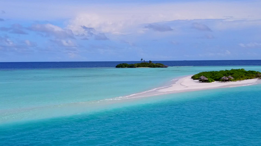 蓝色环礁湖和白色沙滩背景的豪华海洋观海滩度假海边风景视频