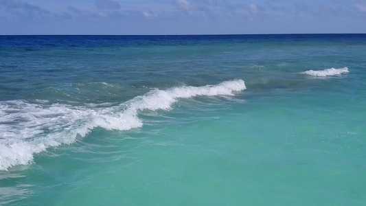 蓝海白沙背景下完美旅游海滩之旅的无人机景观旅游视频