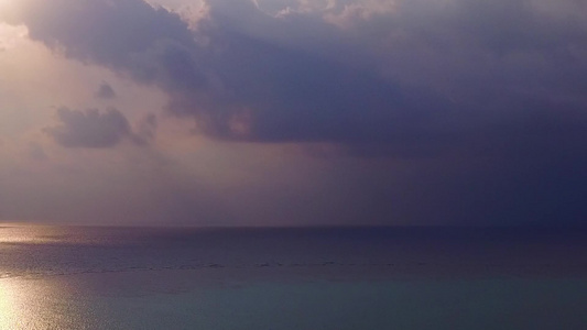 蓝绿海和白沙背景的宁静海岸海滩探险风景平静的空中景观视频