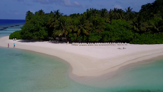 白沙底浅礁湖的奇异度假度假胜地海滩旅程空中无人驾驶视频