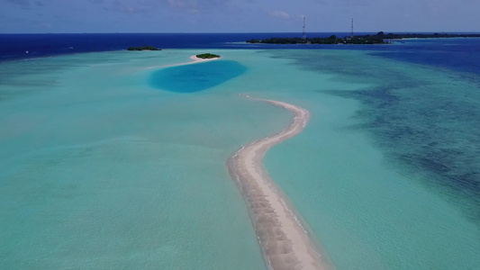 海洋环礁湖海滩的海平面和浅沙背景以绿海和明沙为生活视频