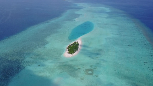 以蓝海和白沙背景的蓝海观察海滩时间空中无人驾驶飞机视频