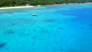 蓝水和白沙滩为背景的完美海岸断海海滩的空中旅游11秒视频