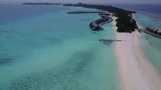 通过透明的海面和白色沙滩背景打破天堂湾海滩的空中无人驾驶视频