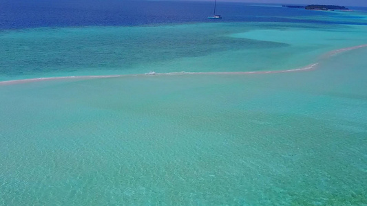 白沙背景清澈的海水中的热带度假村海滩度假无人机全景视频